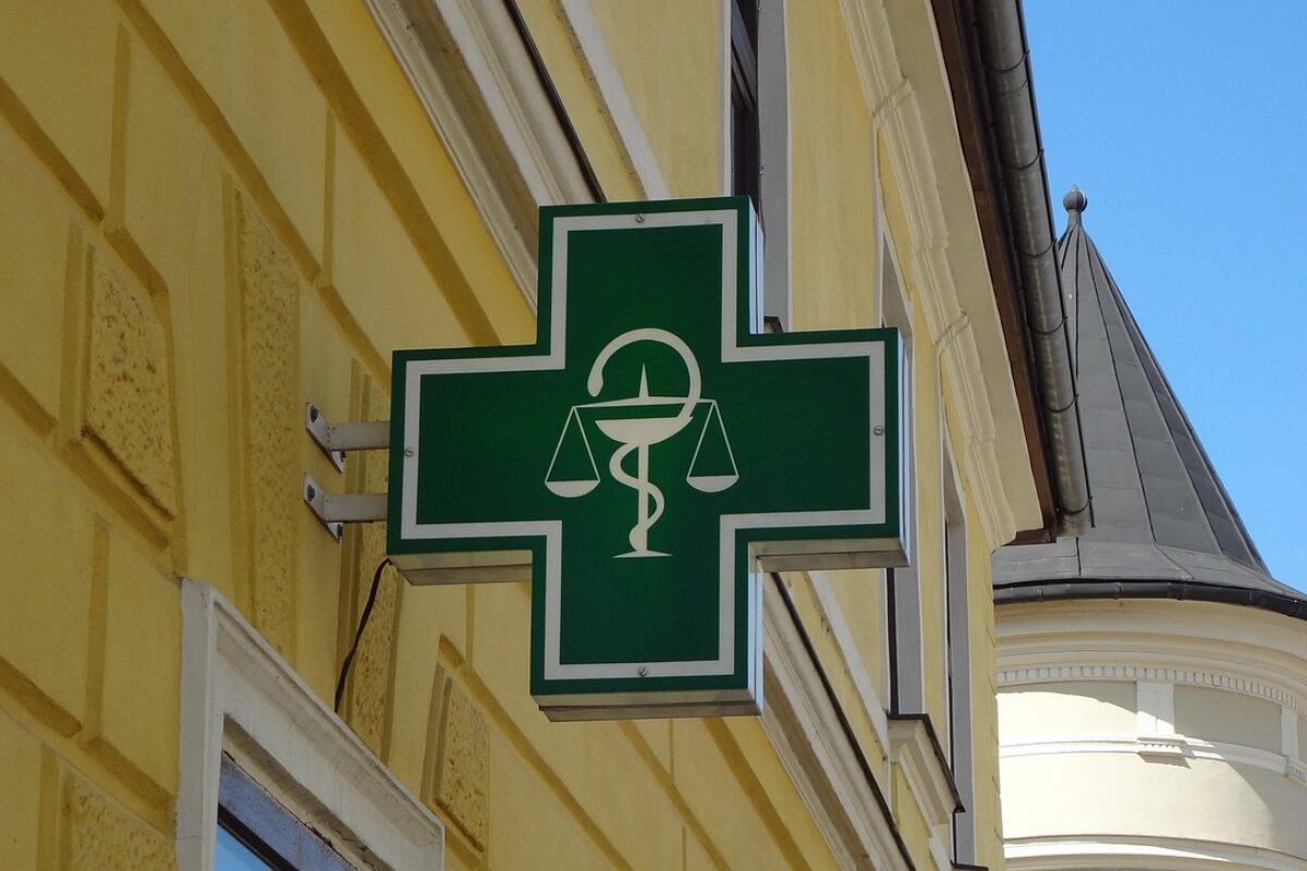 Comment_la_vitrophanie_peut_transformer_l_apparence_de_votre_pharmacie